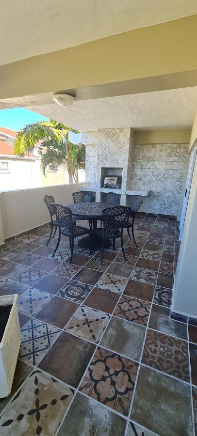 Aride 4 Awesome View Of Uvongo Main Swimming Beach From Communal Braai Area Margate Exterior foto